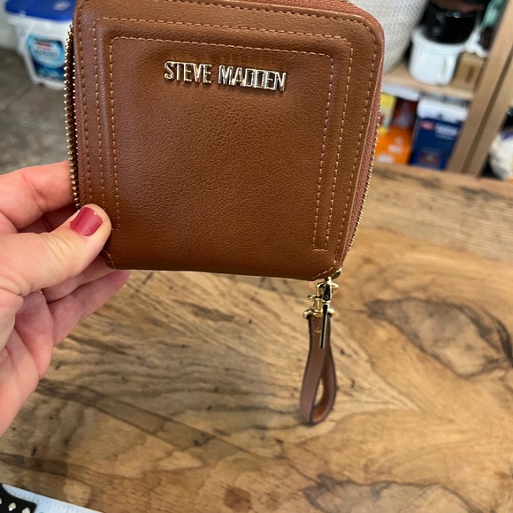 Steve Madden Brown Wallet with Zipper and Handle (about 5 inch square) - Picture 4 of 11